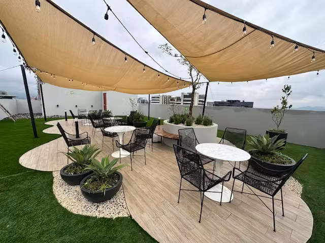 Zona 10 Edificio Naori excelente ubicación 3 habitaciones más servicio