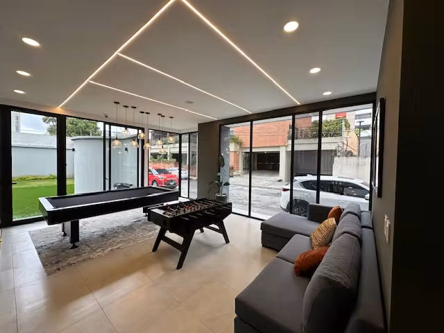 Zona 10 Edificio Naori excelente ubicación 3 habitaciones más servicio