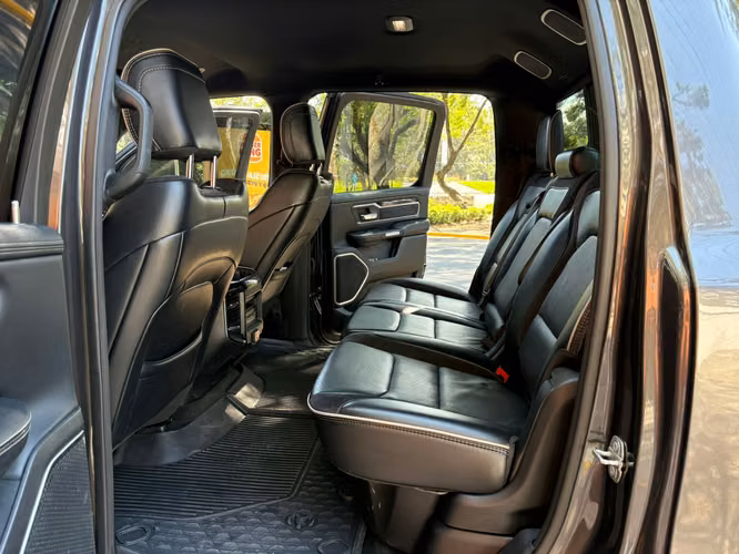 RAM 1500 Laramie 4x4 de agencia