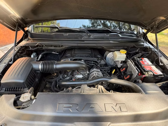 RAM 1500 Laramie 4x4 de agencia