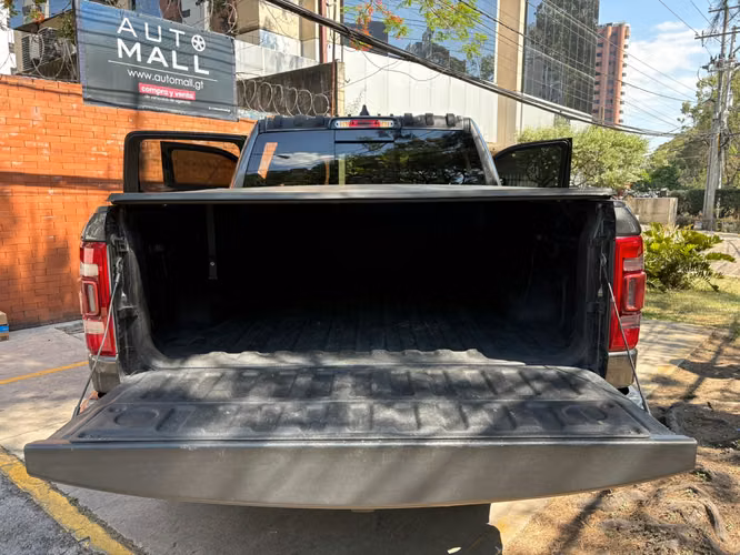 RAM 1500 Laramie 4x4 de agencia