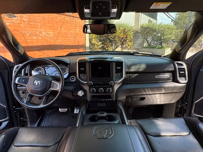 RAM 1500 Laramie 4x4 de agencia