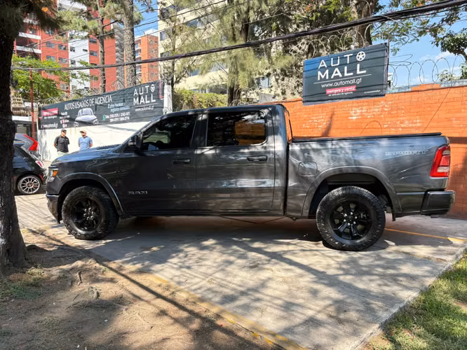 RAM 1500 Laramie 4x4 de agencia