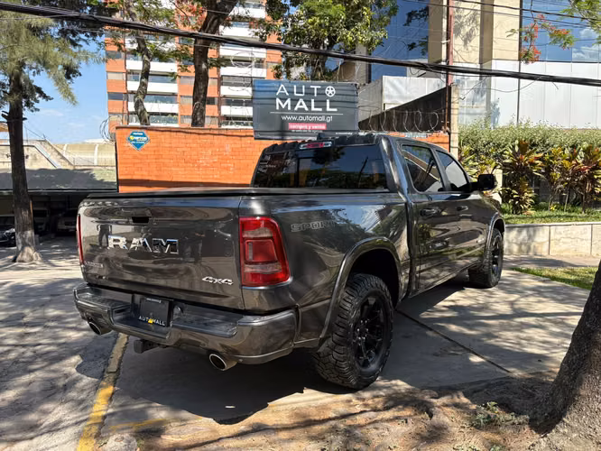 RAM 1500 Laramie 4x4 de agencia