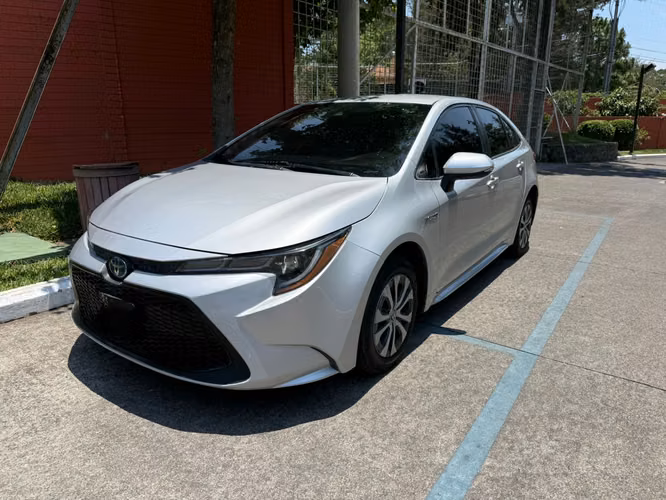 2022 Toyota Corolla Hybrid de agencia