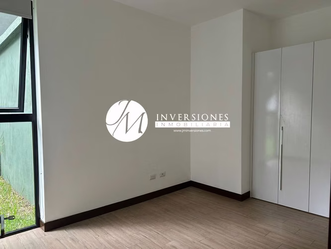 Apartamento en venta en zona 15 de 2 dormitorios con jardín