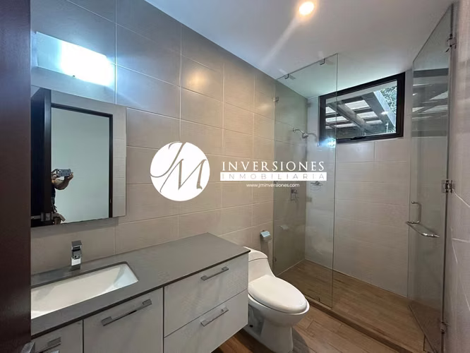 Apartamento en venta en zona 15 de 2 dormitorios con jardín