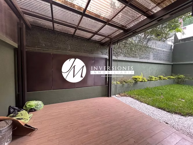 Apartamento en venta en zona 15 de 2 dormitorios con jardín