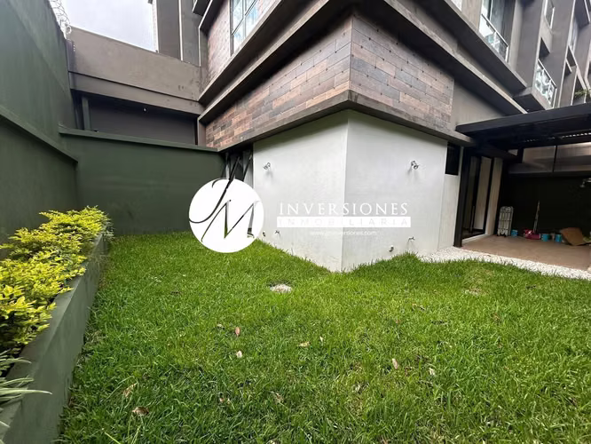 Apartamento en venta en zona 15 de 2 dormitorios con jardín