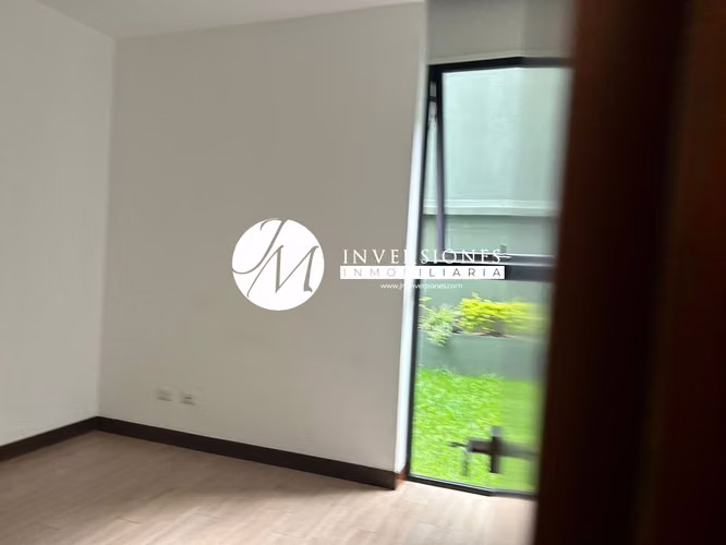 Apartamento en venta en zona 15 de 2 dormitorios con jardín