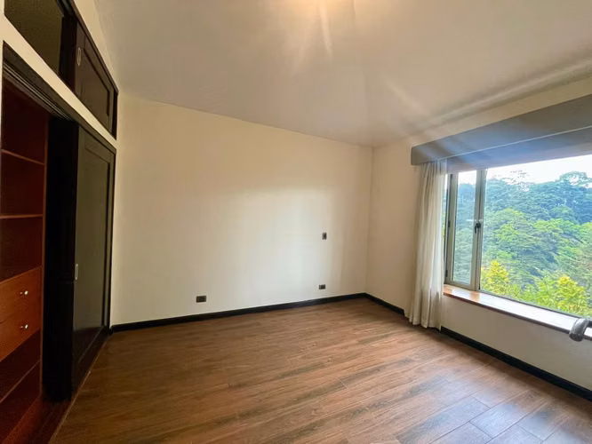 AMPLIA CASA EN EL PRADO ZONA 10, JARDÍN, PÉRGOLA Y 3 PARQUEOS - Imagen 14