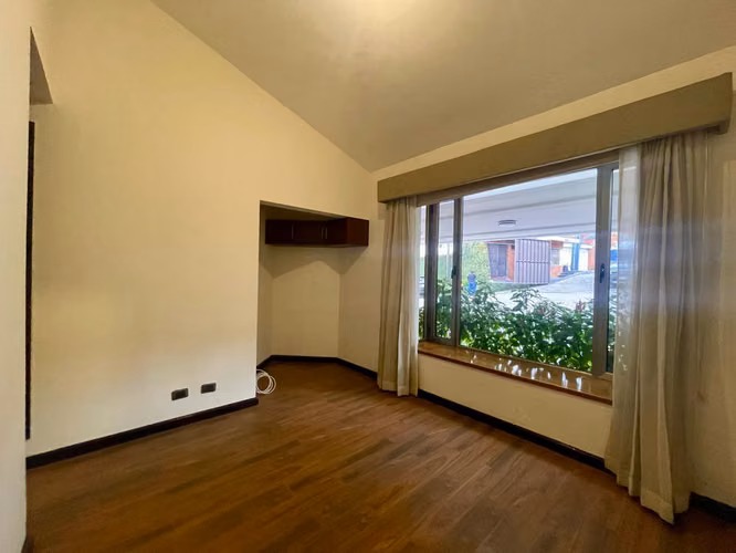 AMPLIA CASA EN EL PRADO ZONA 10, JARDÍN, PÉRGOLA Y 3 PARQUEOS - Imagen 18