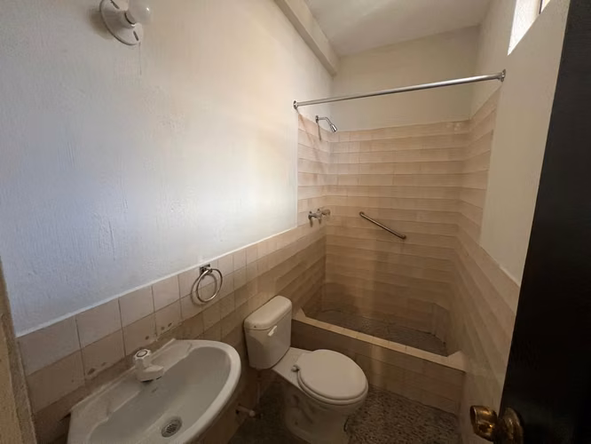 Z.7 Col. Toledo RENTO casa 3 Dorm. 2 estacionamientos Q8,000