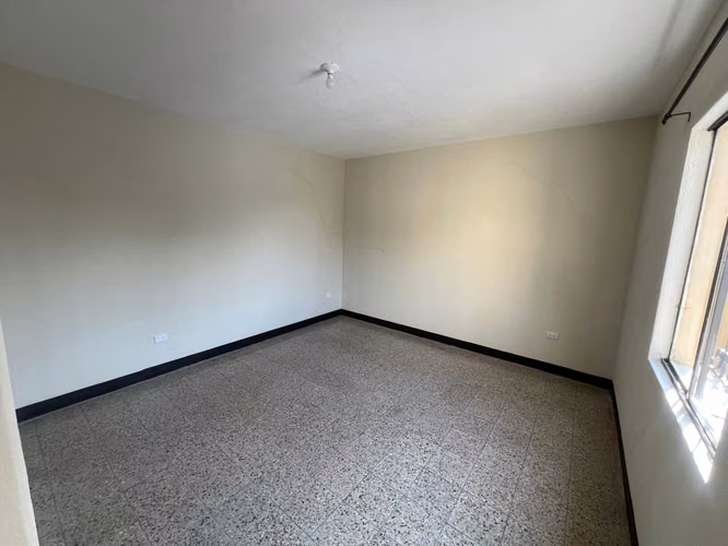 Z.7 Col. Toledo RENTO casa 3 Dorm. 2 estacionamientos Q8,000