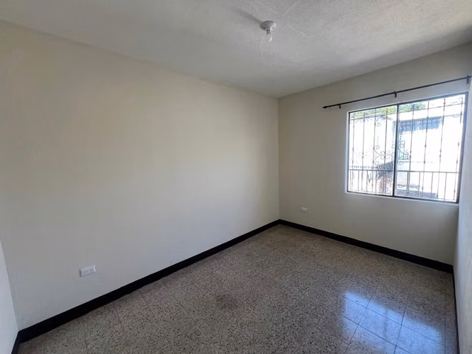Z.7 Col. Toledo RENTO casa 3 Dorm. 2 estacionamientos Q8,000