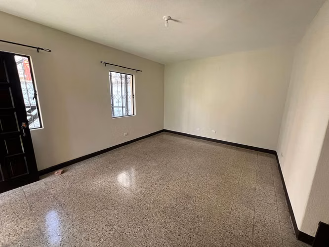 Z.7 Col. Toledo RENTO casa 3 Dorm. 2 estacionamientos Q8,000