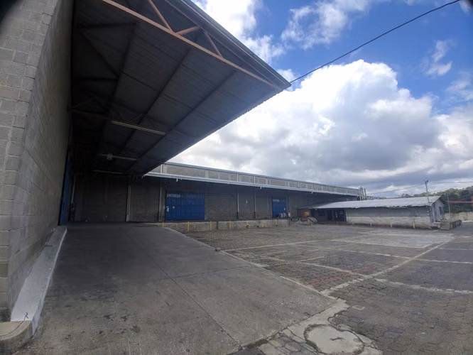 BODEGA INDUSTRIAL EN RENTA ZONA 12 – 4,400 m² + 10 ANDENES SOBRE ATANASIO TZUL