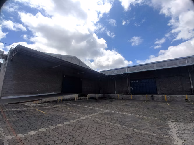 INDUSTRIAL WAREHOUSE FOR RENT IN ZONE 12 – 4,400 m² + 10 LOADING DOCKS ON ATANASIO TZUL