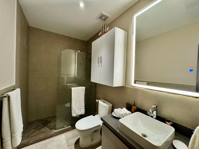 APARTAMENTO AMUEBLADO EN LIRIOS DE CAYALÁ 2 – ZONA 16, 2 HAB + PÉRGOLA