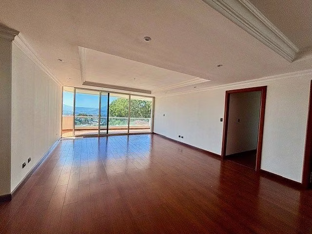Edificio Marqués del Valle - Zona 14 - Apartamento en Alquiler — 180 m²
