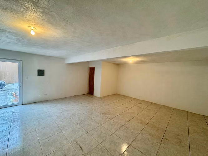 Local en Plaza comercial, afuera de condominio Bosques de Pinula | San José Pinula