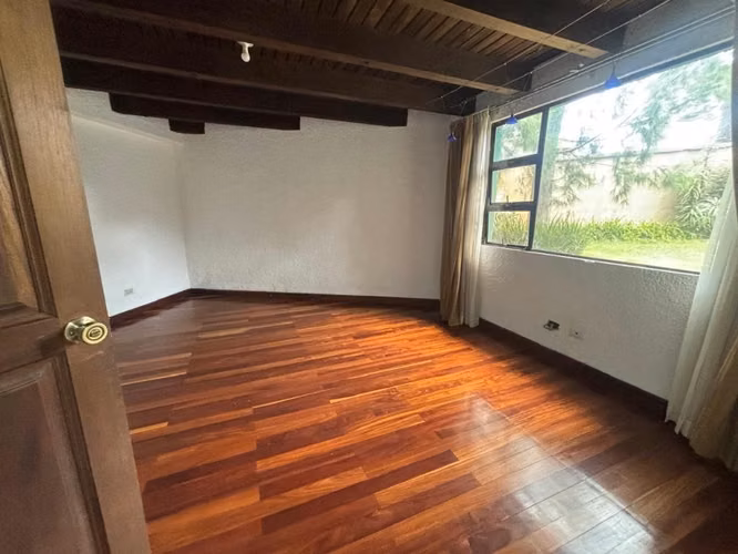 CASA CON AMPLIO JARDIN EN CAES KM 15.5 LLANOS DE ARRAZOLA PV