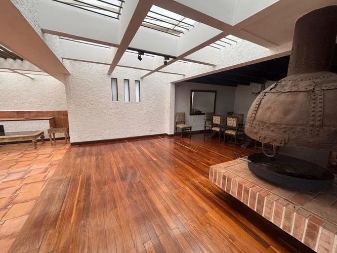 CASA CON AMPLIO JARDIN EN CAES KM 15.5 LLANOS DE ARRAZOLA PV