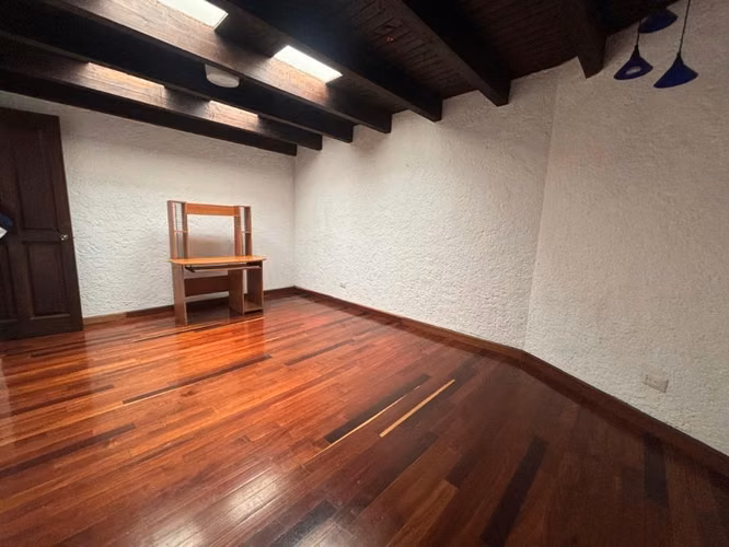 CASA CON AMPLIO JARDIN EN CAES KM 15.5 LLANOS DE ARRAZOLA PV