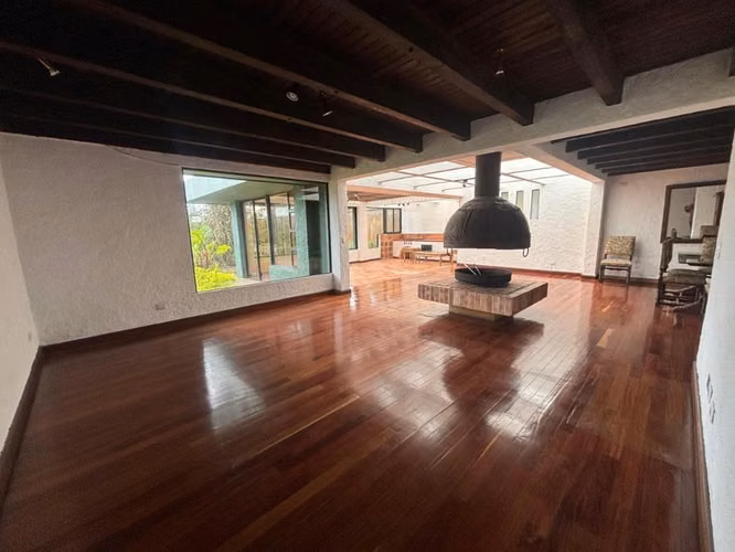 CASA CON AMPLIO JARDIN EN CAES KM 15.5 LLANOS DE ARRAZOLA PV