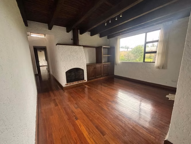 CASA CON AMPLIO JARDIN EN CAES KM 15.5 LLANOS DE ARRAZOLA PV