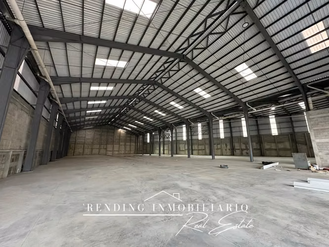 Bodega en renta Parque Sur km 62 Escuintla con 2,680 m² de construcción + 10 parqueos