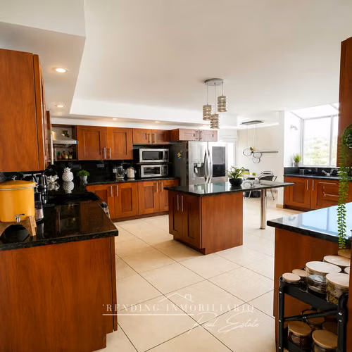 Casa en renta en zona 16 Condominio Campos de San Isidro de 4 habitaciones + 2 parqueos