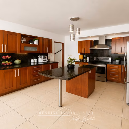 Casa en renta en zona 16 Condominio Campos de San Isidro de 4 habitaciones + 2 parqueos