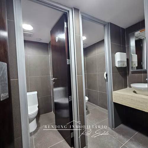 Oficina en venta zona 10 Centro Empresarial de 263 m² + 3 parqueos en nivel medio
