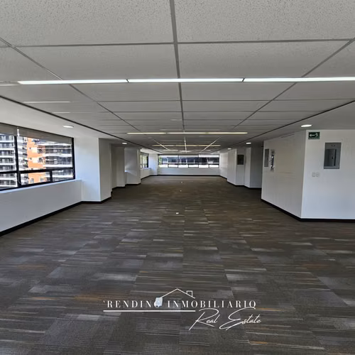 Oficina en venta zona 10 Centro Empresarial de 263 m² + 3 parqueos en nivel medio