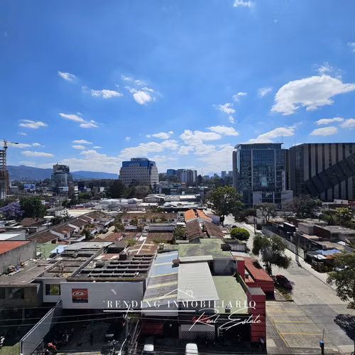 Oficina en venta zona 10 Centro Empresarial de 263 m² + 3 parqueos en nivel medio