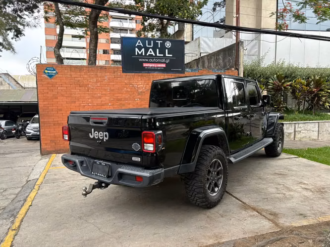 Jeep Gladiator Overland 4x4 año 2022 14,000 Millas