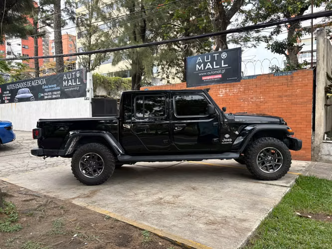 Jeep Gladiator Overland 4x4 año 2022 14,000 Millas