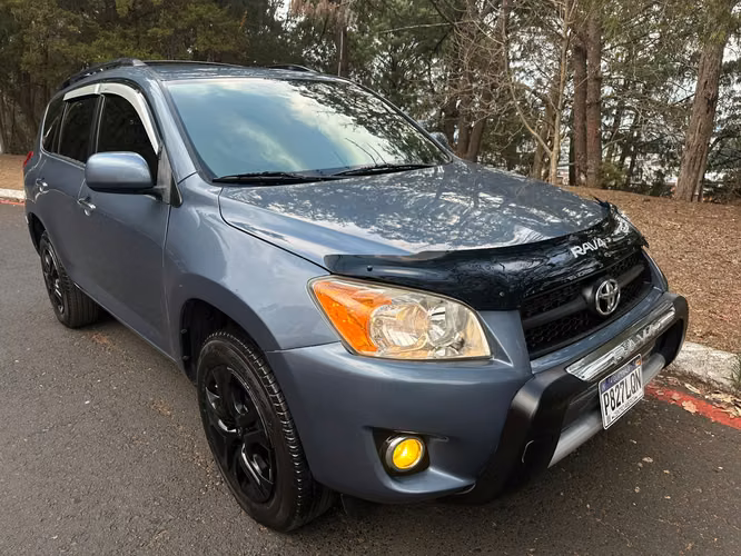 TOYOTA RAV4 3 FILAS 4X4 2012 - Recién ingresada, lista para traspaso.