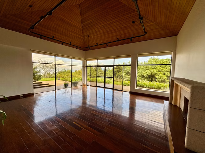 Venta Casa Montebello 2 más apartamento con jardín