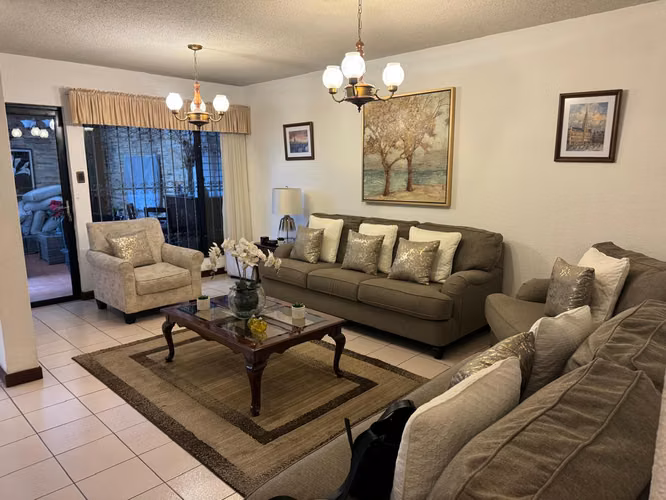 Casa en Venta en Residenciales A-6, San Cristóbal, Zona 8 de Mixco
