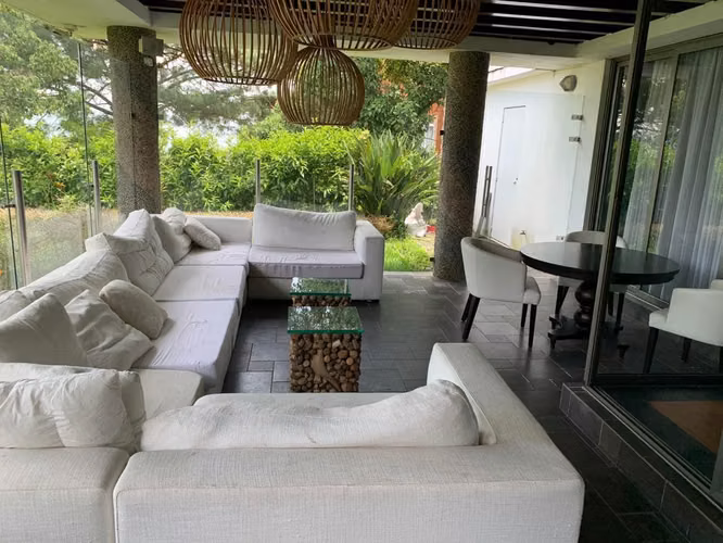 VENDO CASA EN VISTA AL VALLE CES – PISCINA Y AMPLIO JARDÍN - Imagen 3