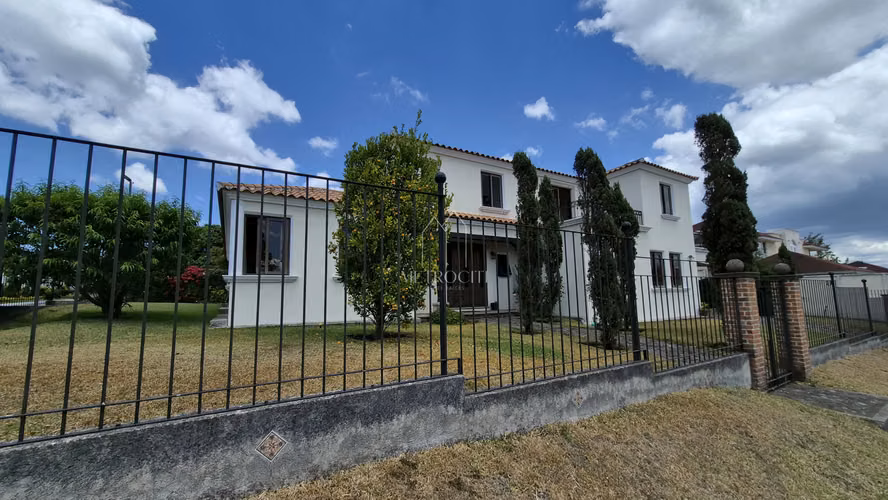 Se vende hermosa casa de esquina en km 25 CAES Real Del Campo