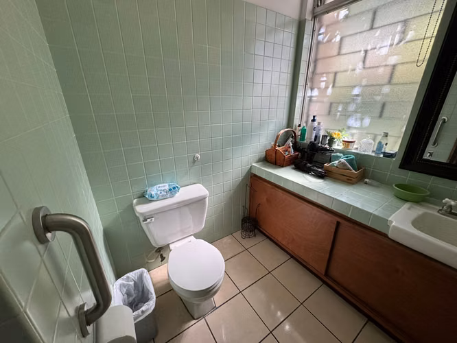 Renta de casa amplia en zona 10 a metros de oakland y calle de los hospitales