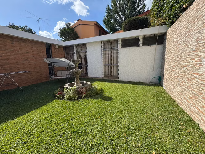 Renta de casa amplia en zona 10 a metros de oakland y calle de los hospitales