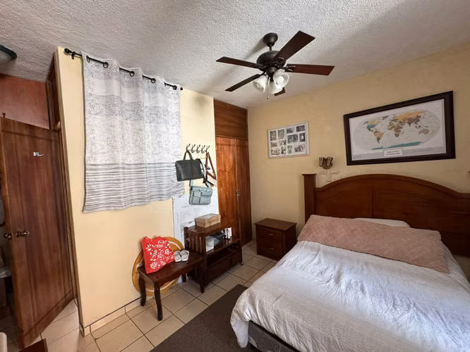 Renta de casa amplia en zona 10 a metros de oakland y calle de los hospitales