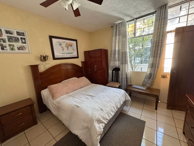 Renta de casa amplia en zona 10 a metros de oakland y calle de los hospitales