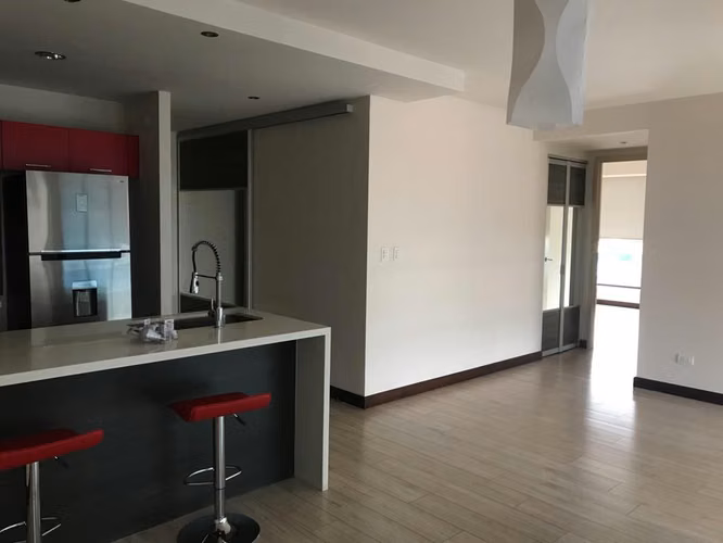 Venta de Apartamento en Edificio Veinti4 | Zona 10 a la par de Zona Pradera