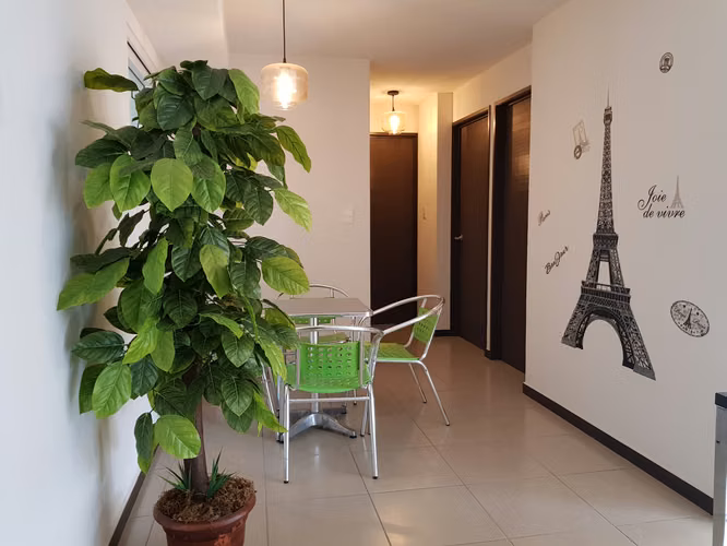 Amplio apartamento 92 mts2 con bonita vista  + 2 parqueos en Condominio Parque 7 - Imagen 2