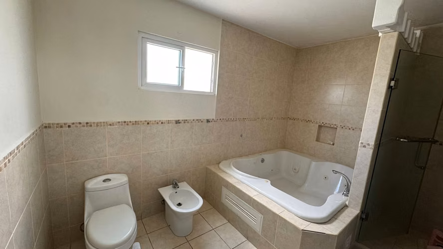Venta de Casa en Condominio Las Luces del Encinal, Zona 7 Mixco con 4 Habitaciones